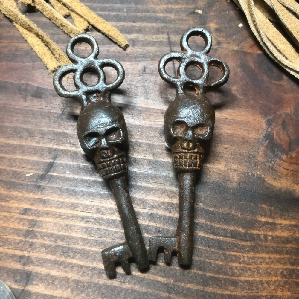 Victorian Skull Key Vintage Antique Style cast Iron Skeleton Key (1 key)